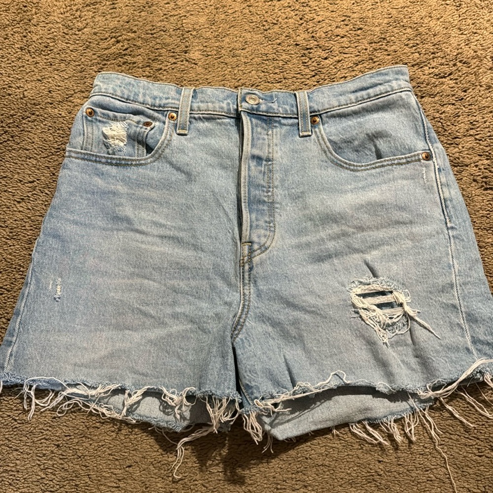 Levi’s light denim rib cage shorts